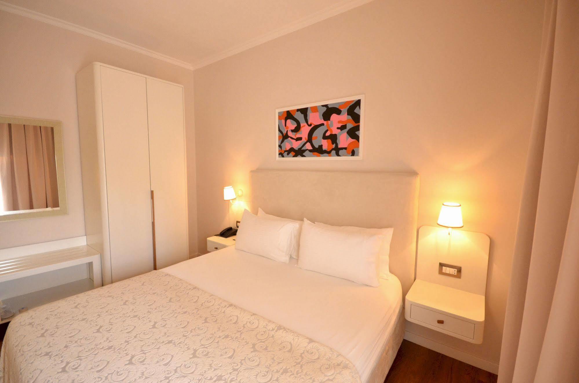 Sar'Otel Boutique Hotel Tirana Kültér fotó